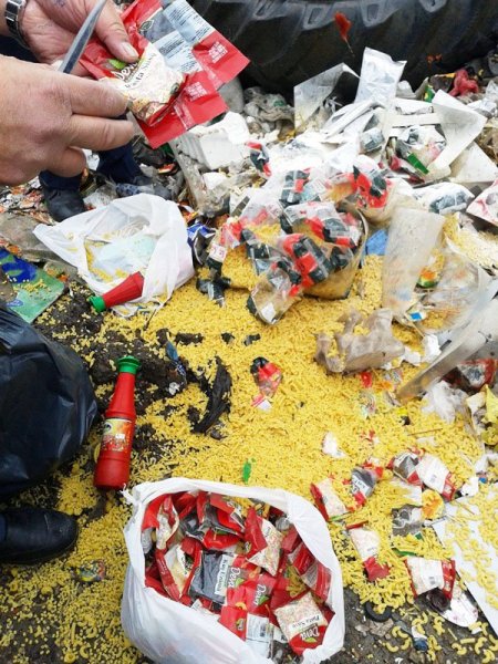 Akhisar'da son kullanma tarihi geçmiş gıda maddeleri imha edildi