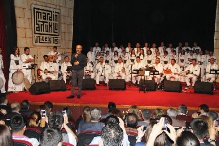 Akil Adamlar, Mardin Dinler ve Diller Korosunun 5 dilde ki konserini dinledi