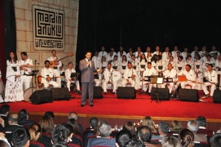 Akil Adamlar, Mardin Dinler ve Diller Korosunun 5 dilde ki konserini dinledi