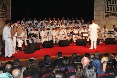 Akil Adamlar, Mardin Dinler ve Diller Korosunun 5 dilde ki konserini dinledi