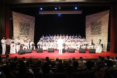 Akil Adamlar, Mardin Dinler ve Diller Korosunun 5 dilde ki konserini dinledi