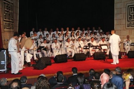 Akil Adamlar, Mardin Dinler ve Diller Korosunun 5 dilde ki konserini dinledi