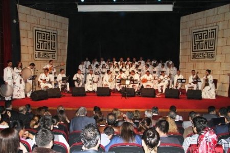 Akil Adamlar, Mardin Dinler ve Diller Korosunun 5 dilde ki konserini dinledi