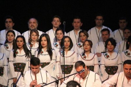 Akil Adamlar, Mardin Dinler ve Diller Korosunun 5 dilde ki konserini dinledi