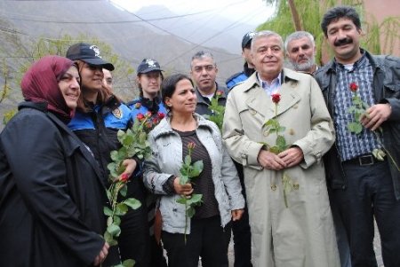 Akil İnsanlar, Hakkari girişinde polislerce güllerle karşıladı