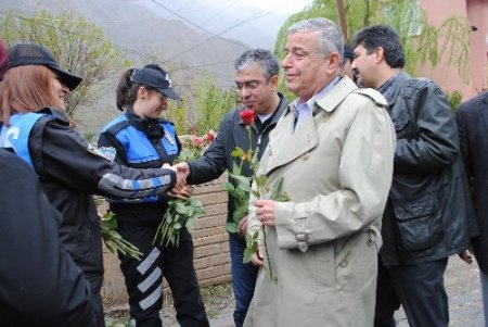 Akil İnsanlar, Hakkari girişinde polislerce güllerle karşıladı