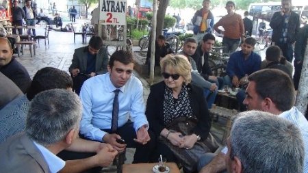 Akil İnsanlar Batman'da vatandaşı dinlerken karpuz çekirdeği yedi