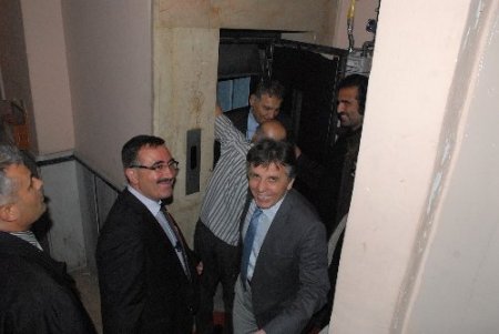 Akil İnsanlar Heyeti asansörde mahsur kaldı