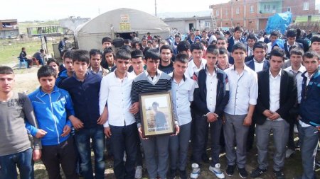 Akıma kapılan lise öğrencisinin arkadaşları eylem yaptı