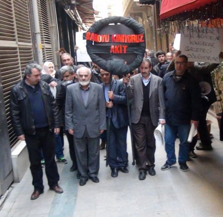 Akit çalışanları İstanbul Barosu'nu protesto etti