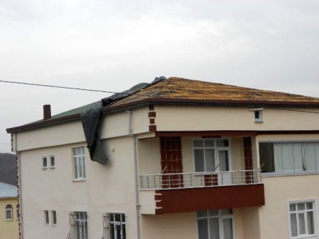 Akkuş'ta şiddetli rüzgâr çatıları uçurdu
