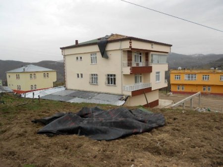 Akkuş'ta şiddetli rüzgâr çatıları uçurdu