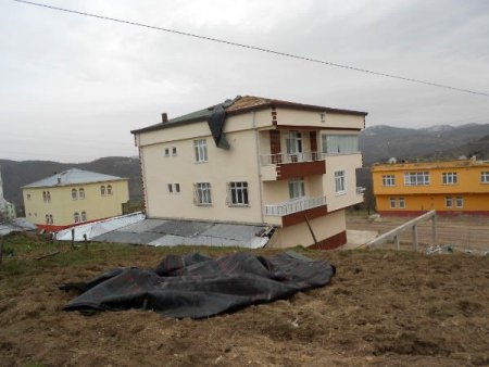 Akkuş'ta şiddetli rüzgâr çatıları uçurdu