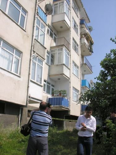 Akli Dengesi Bozuk Şahıs 4 Kattan Aşağıya Attı