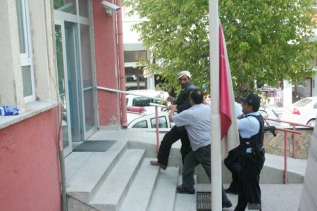 Akli Dengesi Bozuk Şahıs Polise Saldırdı