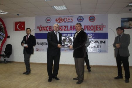 Akman'dan kız çocuklarına okuyun tavsiyesi