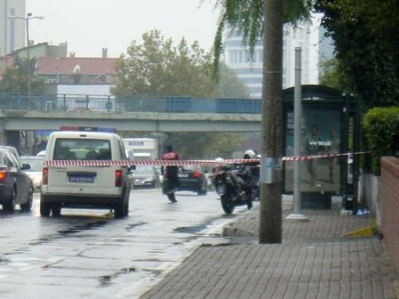 Akmerkez Karşısındaki Bomba Süsü Verilmiş Paket, Paniğe Neden Oldu