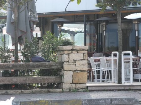 Akmerkez önündeki şüpheli paket polisi alarma geçirdi