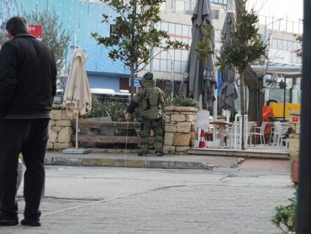 Akmerkez önündeki şüpheli paket polisi alarma geçirdi