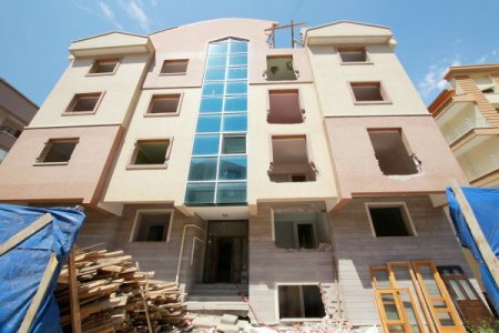 Akpınar'da Heyelanda Zarar Gören Apartmanın Yıkımına Başlandı
