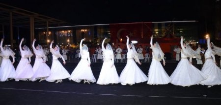 Akrobatların ip üstünde gösterisi nefes kesti