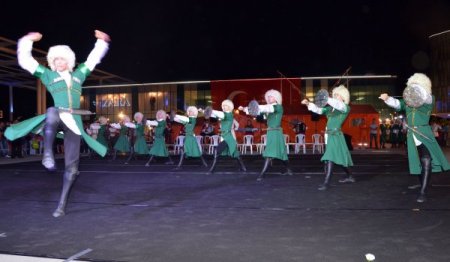 Akrobatların ip üstünde gösterisi nefes kesti