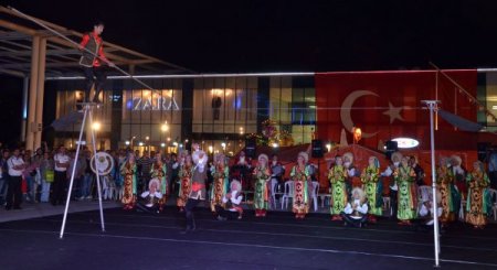 Akrobatların ip üstünde gösterisi nefes kesti