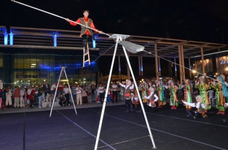 Akrobatların ip üstünde gösterisi nefes kesti