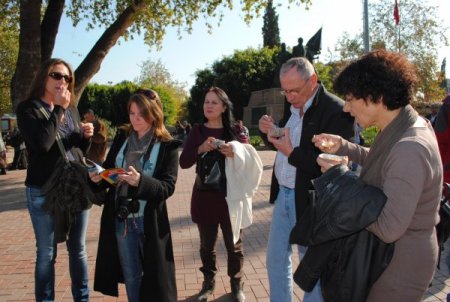 Aksakal: Aşure, ülkeler arası dostluk köprüsü kurulmasına vesile oluyor