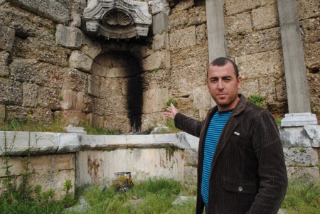 Akşamcıların antik kentte mangal keyfi 1800 yıllık tarihi sütunları kararttı