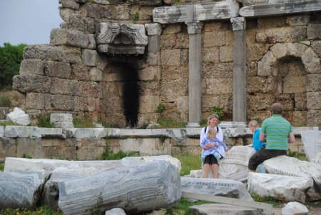 Akşamcıların antik kentte mangal keyfi 1800 yıllık tarihi sütunları kararttı