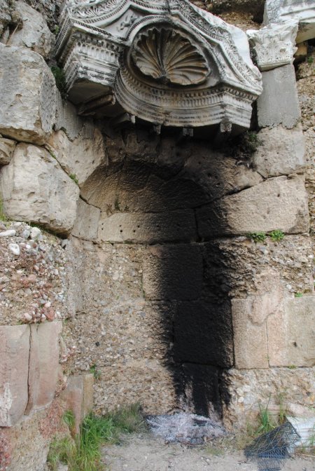 Akşamcıların antik kentte mangal keyfi 1800 yıllık tarihi sütunları kararttı