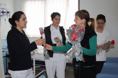 Aksaray Belediyesi, Kadın Doğum Hastanesinde Hastalara, Hemşirelere Ve Hastane Çalışanlarına Kırmızı Karanfil Dağıttı