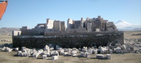 Aksaray Belediyesi 2 kaçak yapıyı yıktı