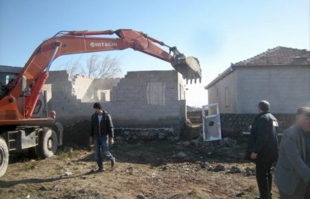 Aksaray Belediyesi 2 kaçak yapıyı yıktı