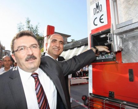 Aksaray Belediyesi'nin 45 metrelik yeni itfaiye aracı hizmete girdi