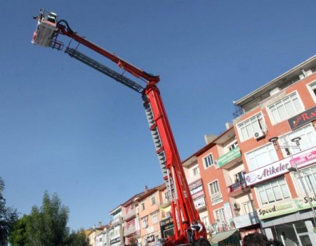 Aksaray Belediyesi'nin 45 metrelik yeni itfaiye aracı hizmete girdi