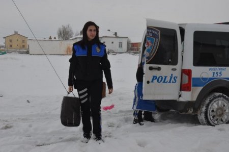 Aksaray Emniyeti'nden muhtaçlara giysi ve kırtasiye yardımı