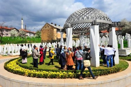 Aksaray heyeti Bosna’ya özel uçakla çıkarma yaptı