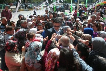 Aksaray'da açılışa özel satılan bir liralık yastık izdihama neden oldu