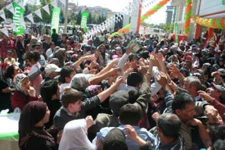 Aksaray'da açılışa özel satılan bir liralık yastık izdihama neden oldu