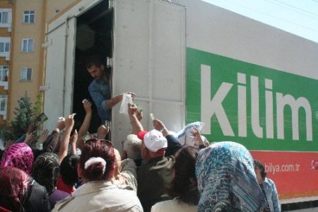 Aksaray'da açılışa özel satılan bir liralık yastık izdihama neden oldu