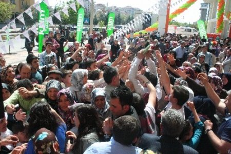 Aksaray'da açılışa özel satılan bir liralık yastık izdihama neden oldu