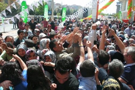 Aksaray'da açılışa özel satılan bir liralık yastık izdihama neden oldu