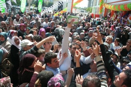 Aksaray'da açılışa özel satılan bir liralık yastık izdihama neden oldu