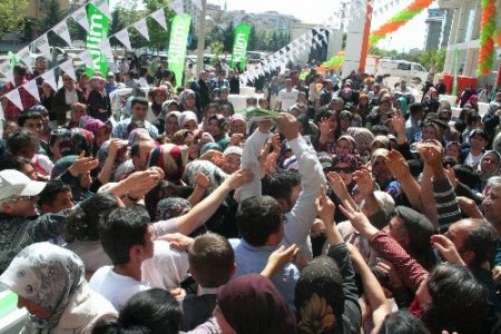 Aksaray'da açılışa özel satılan bir liralık yastık izdihama neden oldu