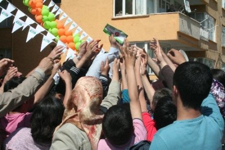 Aksaray'da açılışa özel satılan bir liralık yastık izdihama neden oldu