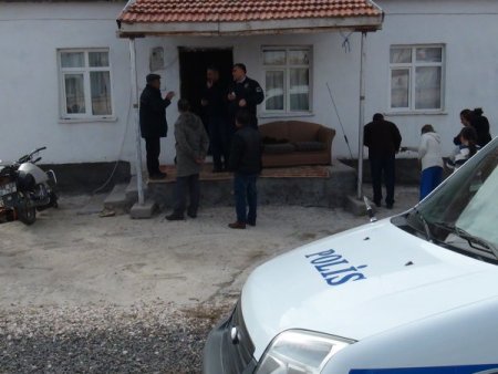 Aksaray'da adres sorma bahanesi ile eve girip yaşlı kadını darp ettiler