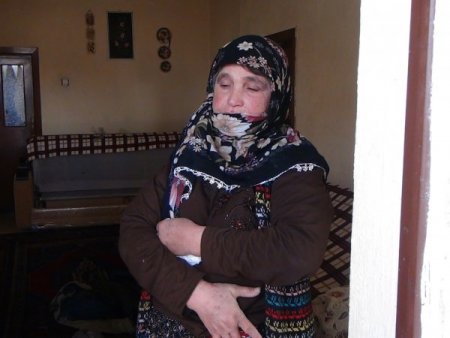 Aksaray'da adres sorma bahanesi ile eve girip yaşlı kadını darp ettiler