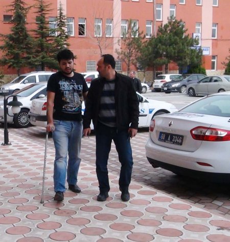 Aksaray’da ehliyetsiz ve koltuk değnekli sigara kaçakçısı